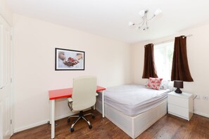 4 bedrooms, iron/ironing board, WiFi, bed sheets - Comfort at Hatfield's Property! (Hatfield)