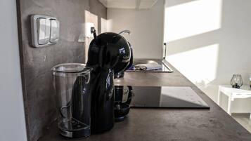 Réfrigérateur, micro-ondes, plaque de cuisson