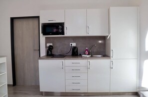 Kjøleskap, mikrobølgeovn og kokeplater