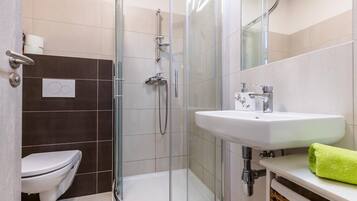 Sèche-cheveux, serviettes fournies, savon, papier toilette