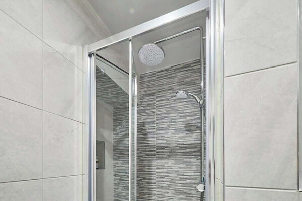 Douche, sèche-cheveux, serviettes fournies, shampoing