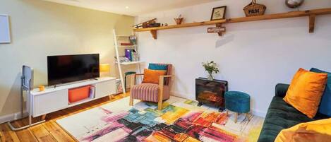 Fernseher, Bücher, Arbeitsbereiche