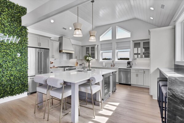 Fridge, microwave, oven, stovetop - Beautiful Golf Course Home Bald Head Island (Bald Head Island)