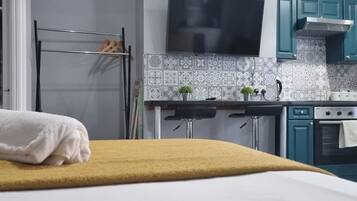 Escriptori, planxa i posts de planxar, wifi i roba de llit