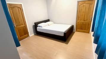 2 slaapkamers, een bureau, een strijkplank/strijkijzer, gratis wifi