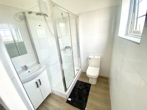 Shower, eco-friendly toiletries, towels, soap - Luxury Away from home at Sanctuary House Apartment, East Legon Hills (Accra)