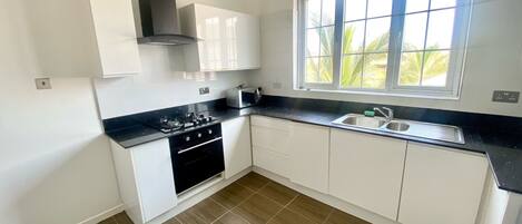 Kylskåp, mikrovågsugn, ugn och spishäll