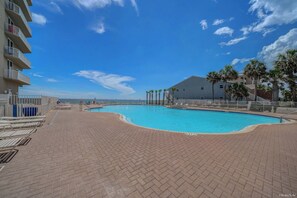 Alberca techada y alberca climatizada