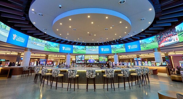 6 Bars/Lounges, Poolbar