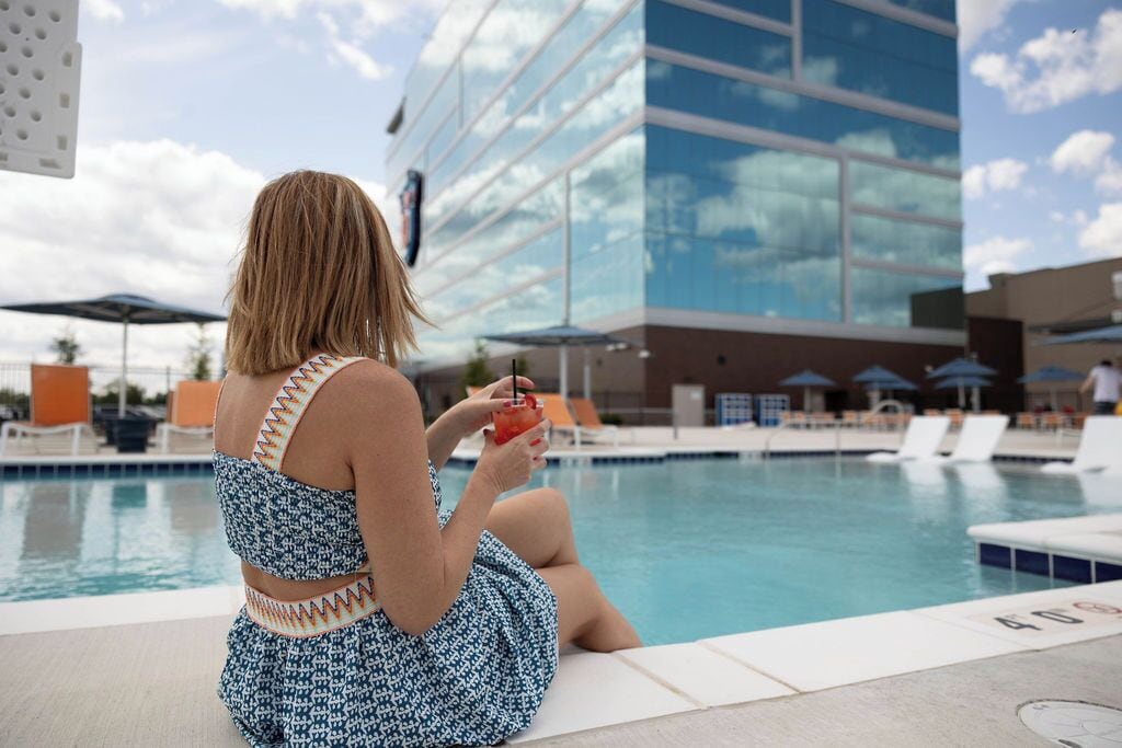 Una piscina al aire libre de temporada, sombrillas, tumbonas