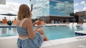 Hồ bơi ngoài trời phục vụ theo mùa, dù/ô trên bãi biển/hồ bơi