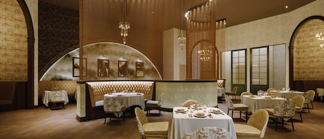 5 restaurantes, se sirven desayunos, cenas y cocina americana