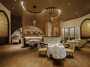 5 restaurants, breakfast, dinner served; American cuisine 
