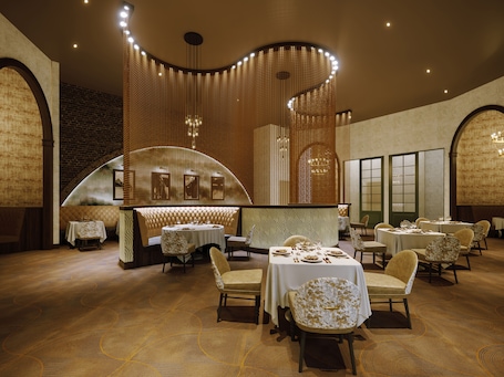 5 restaurants, breakfast, dinner served; American cuisine