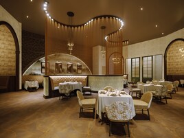 5 間餐廳；供應早餐、晚餐；美國菜