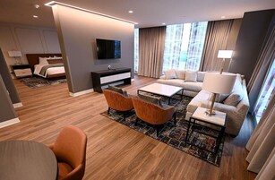 防过敏的被褥、客房内保险箱、办公桌、笔记本电脑工作区