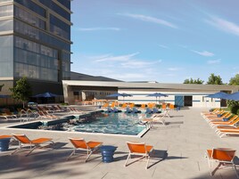 Piscina externa sazonal, guarda-sóis, espreguiçadeiras