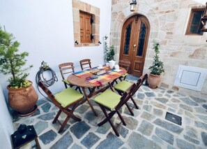 Outdoor dining - Authentic Greek villa with all mod-cons in the heart of Rhodes (Rhodes)