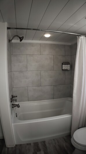 Toallas, jabón, shampoo, papel de baño 