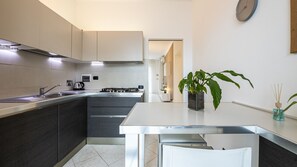 オーブン、食器洗い機、コーヒー / ティーメーカー、調理器具と食器