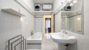 تجهيزات دش، مجففات شعر، مراحيض شطف