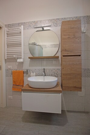 Chuveiro, secador de cabelo, toalhas de banho