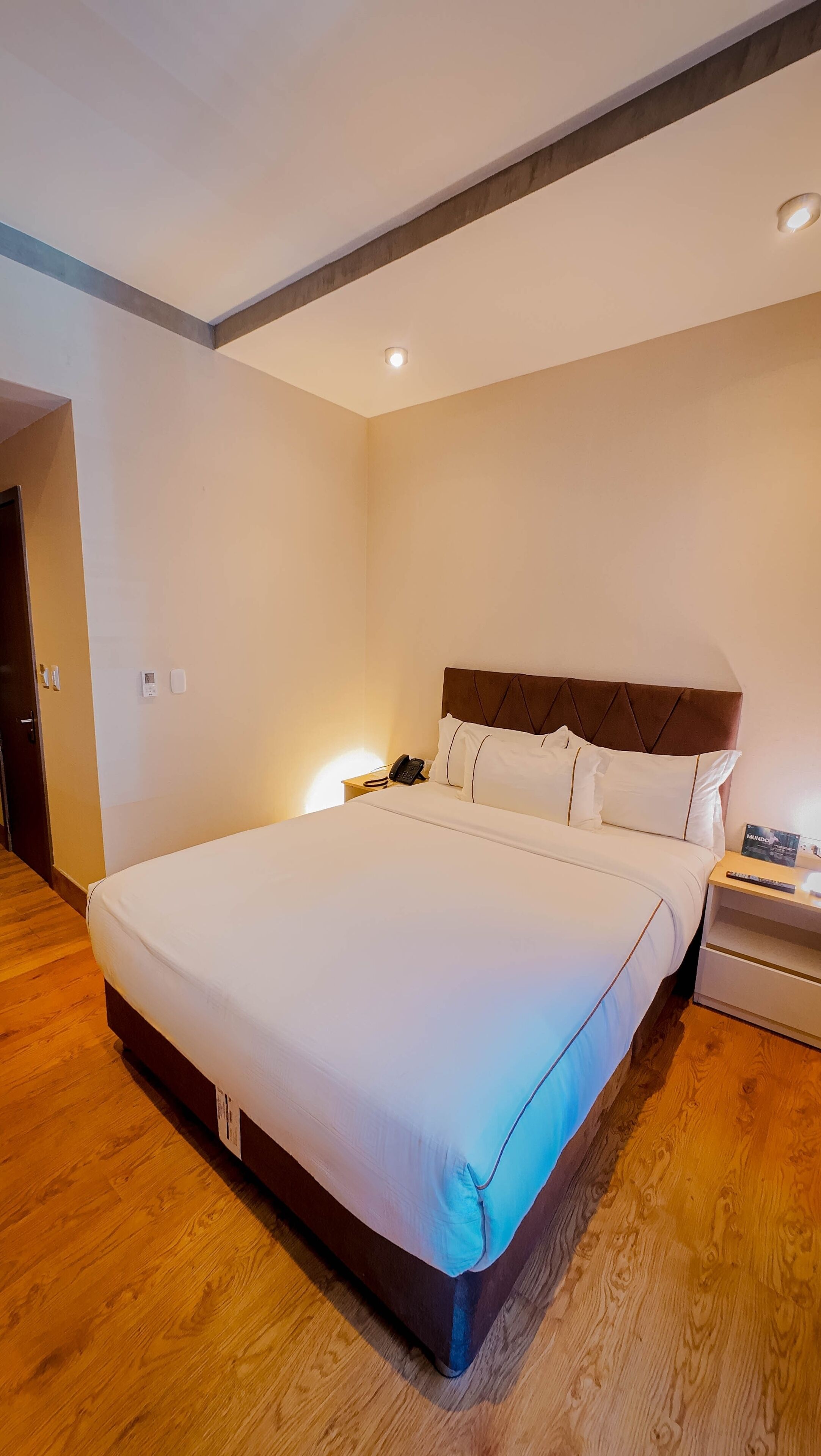 Safe på rommet, lydisolert og sengetøy