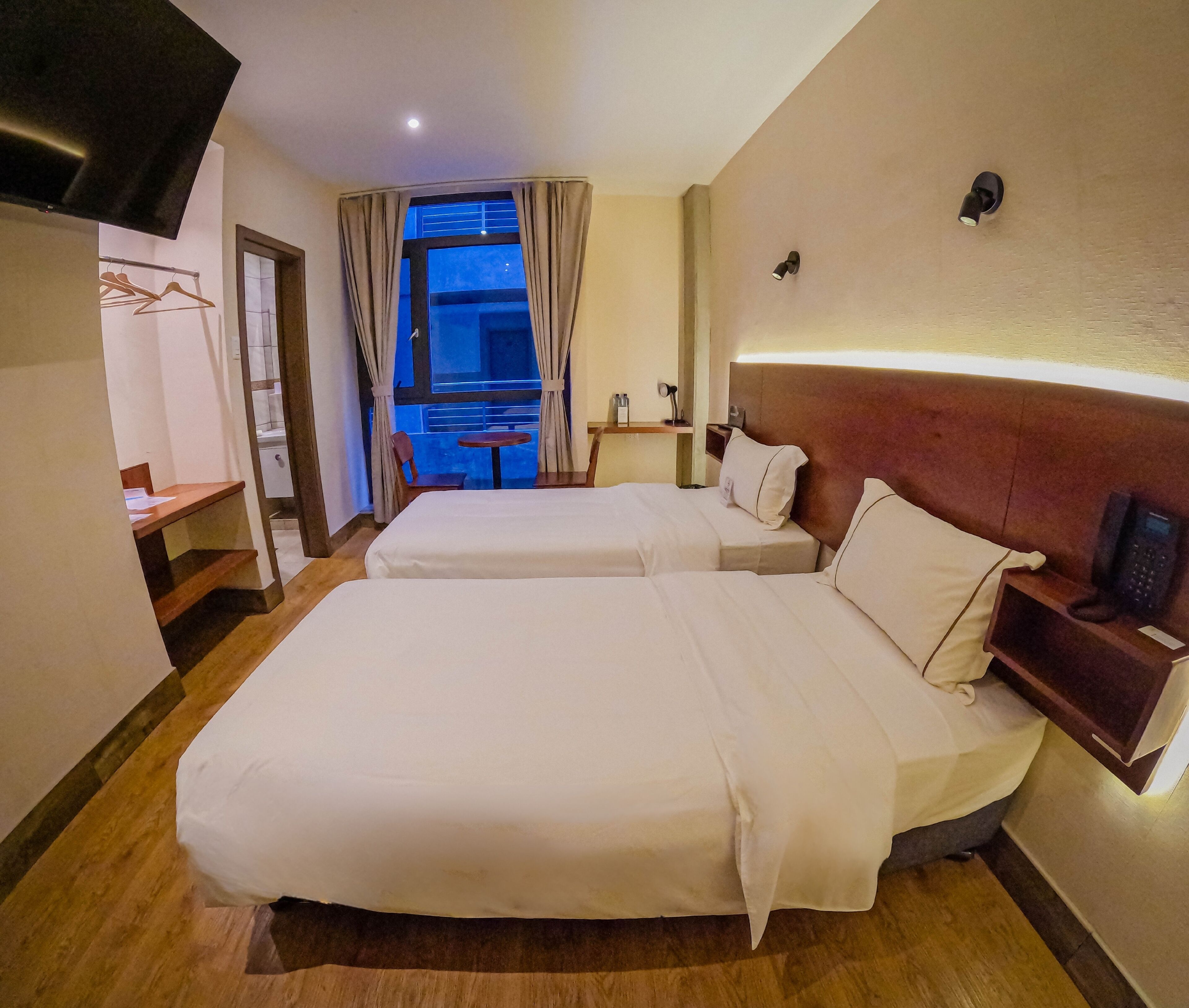 Contemporánea Doble con vista interior (2 camas plaza y media) | Safe på rommet, lydisolert og sengetøy