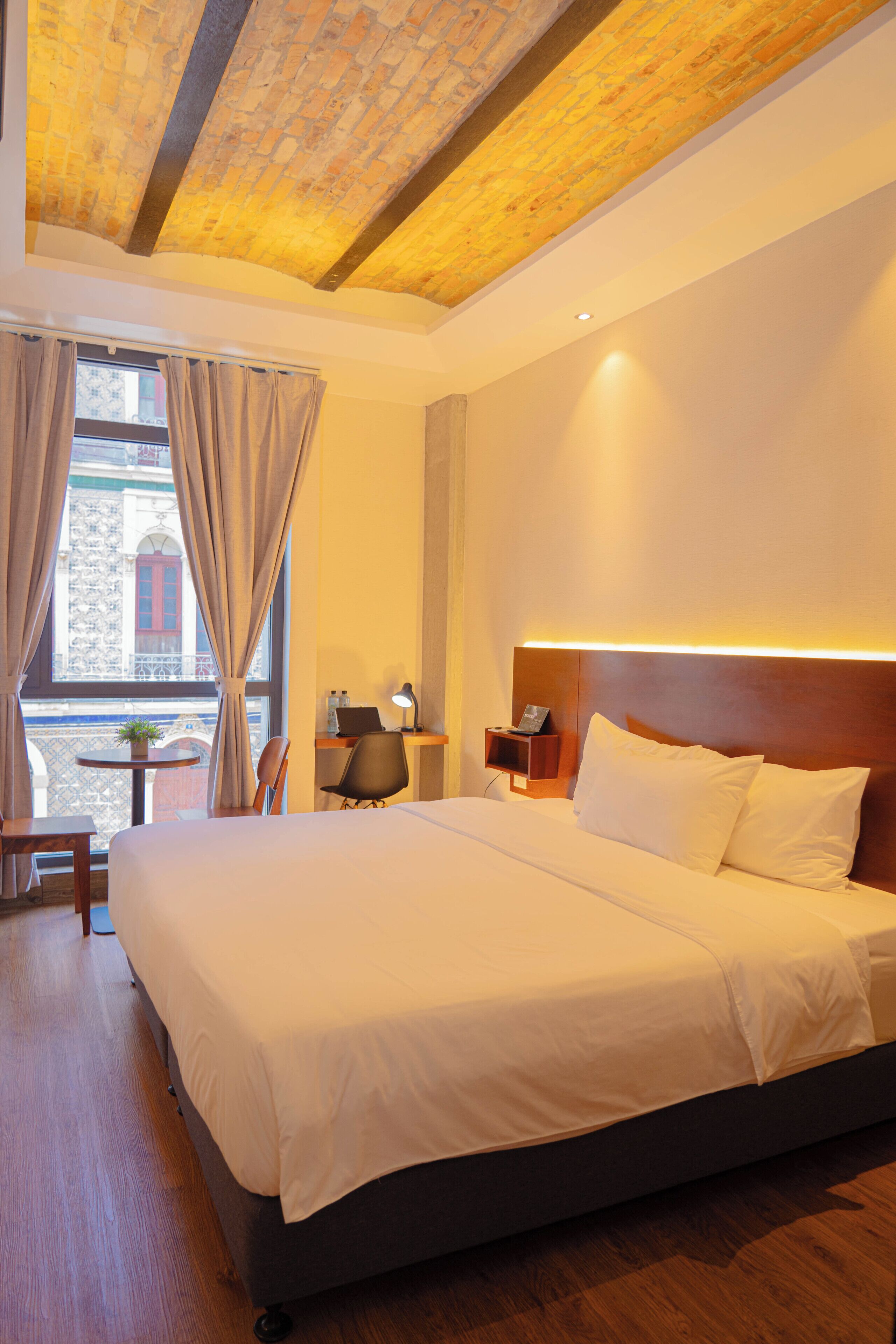 Safe på rommet, lydisolert og sengetøy