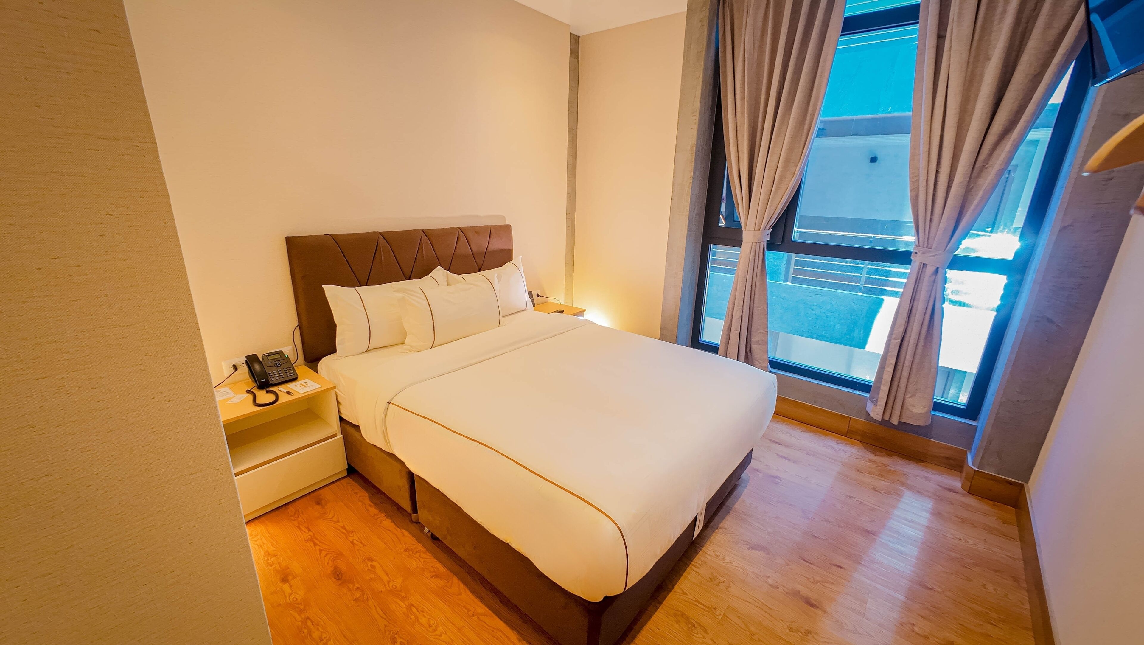 Safe på rommet, lydisolert og sengetøy