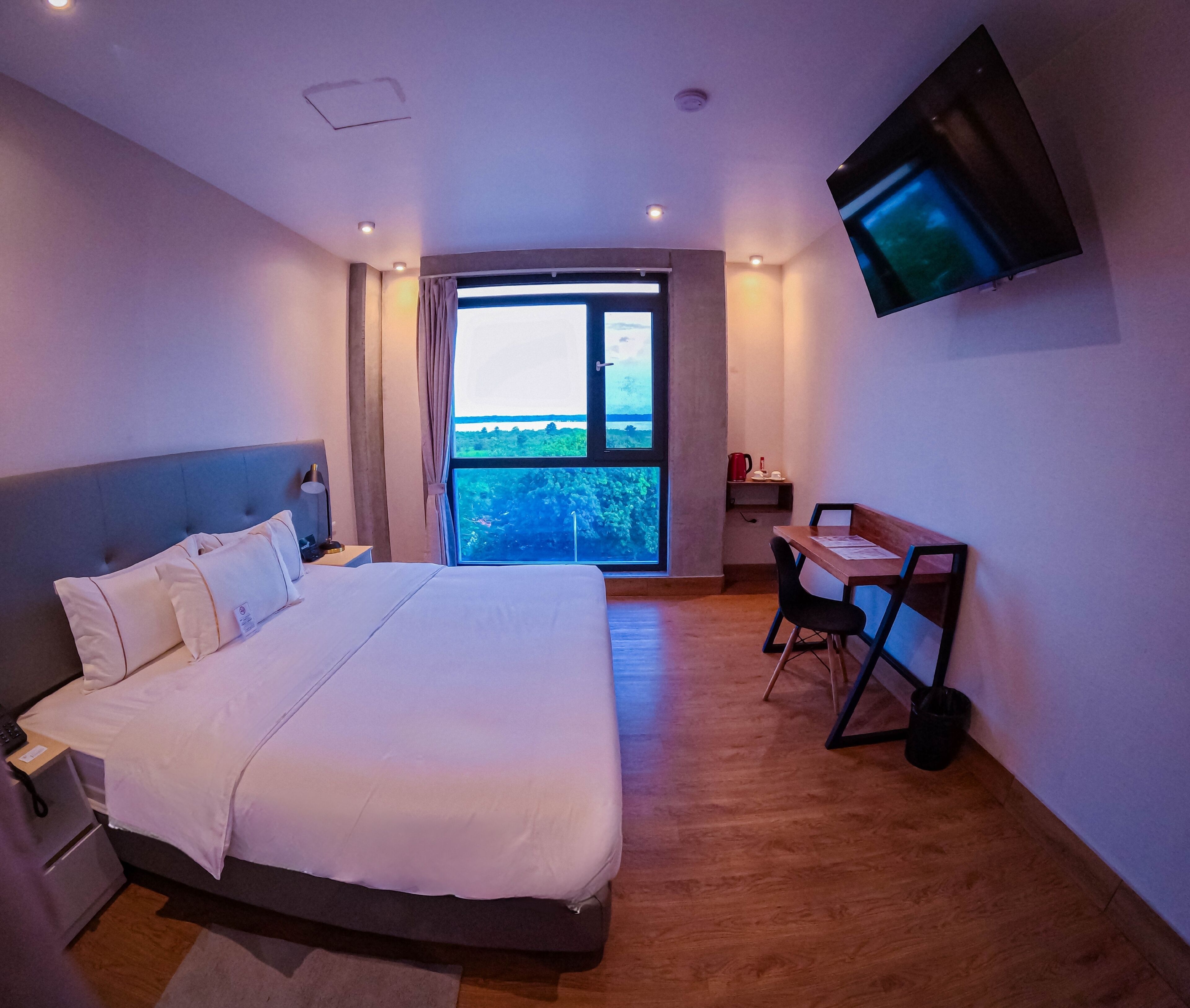 Junior Suite con vista al río (1 cama king) | Safe på rommet, lydisolert og sengetøy