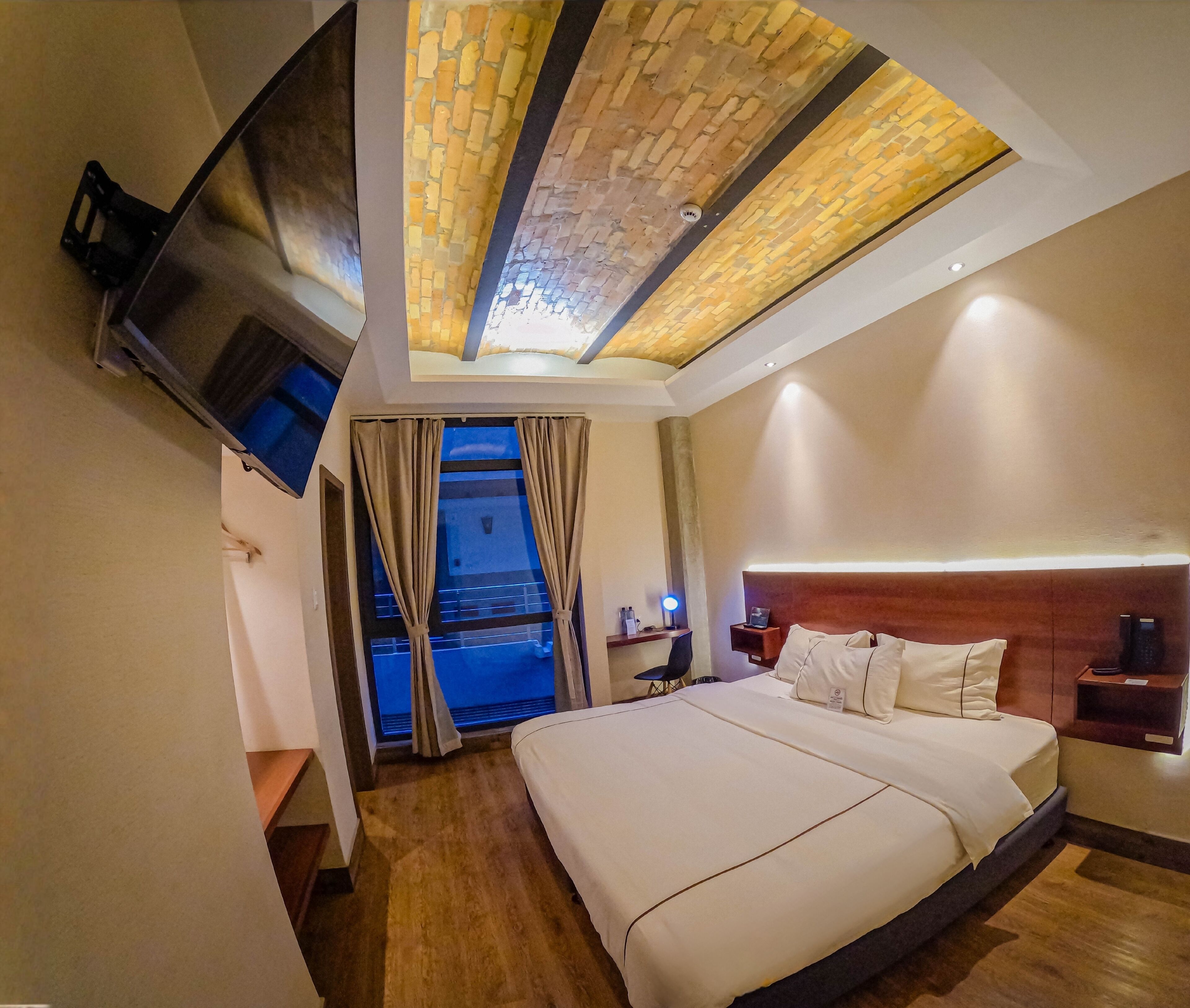 Safe på rommet, lydisolert og sengetøy