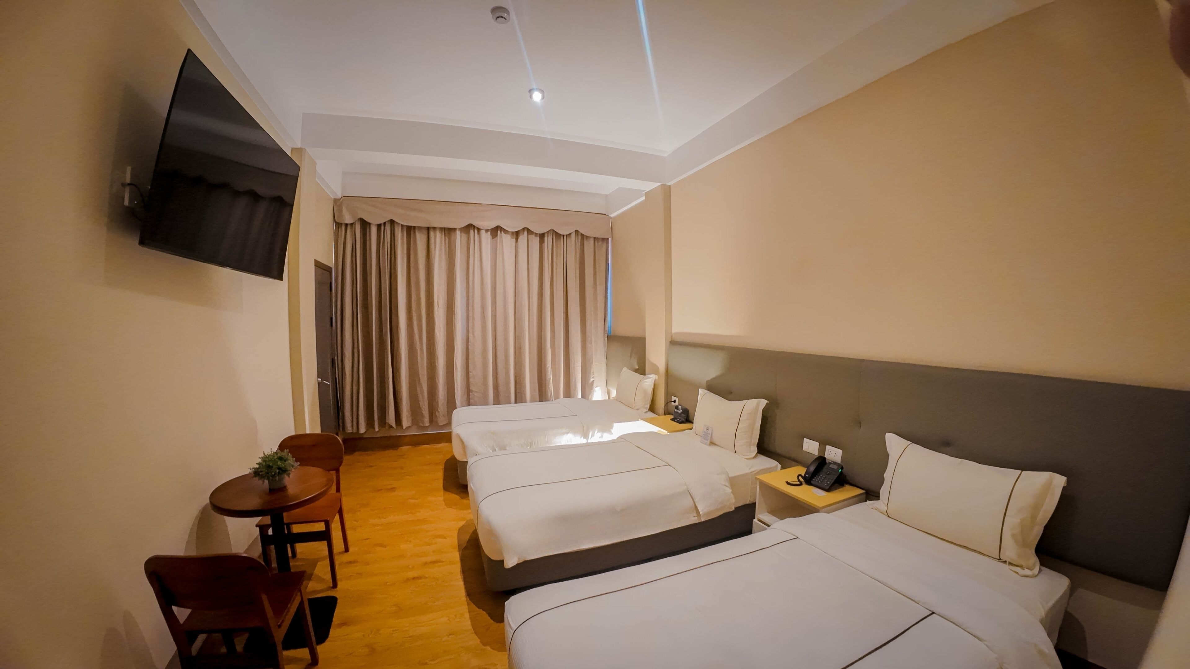 Contemporánea Triple Interior (3 camas plaza y media) | Safe på rommet, lydisolert og senget øy