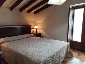 1 bedroom, iron/ironing board, bed sheets - Apartamento Trasgu en Poo de Llanes, a 900m de la Playa, a 2 km de Llanes (Llanes)