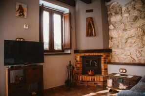 TV, fireplace - Apartamento Trasgu en Poo de Llanes, a 900m de la Playa, a 2 km de Llanes (Llanes)