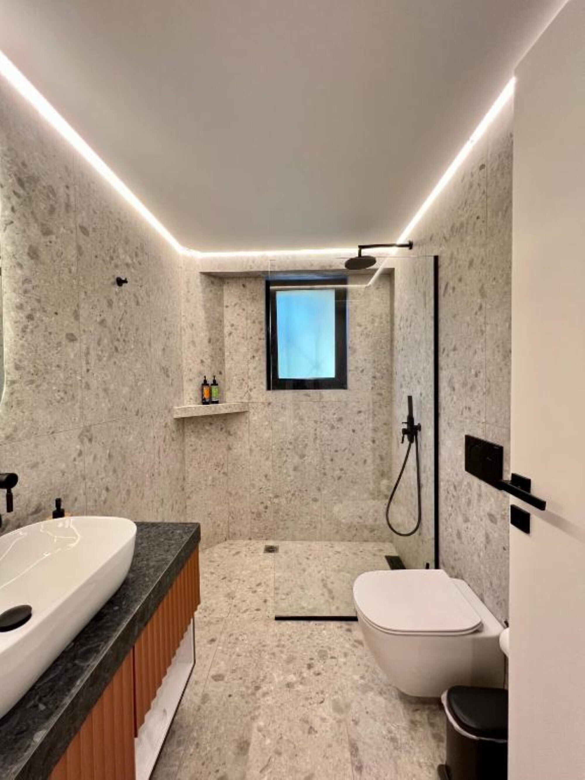 Een douche, gratis toiletartikelen, een haardroger, badjassen