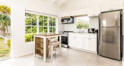 Bottle Creek Getaway: Beach and Balcony Retreat