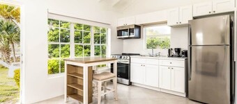 Bottle Creek Getaway: Beach and Balcony Retreat