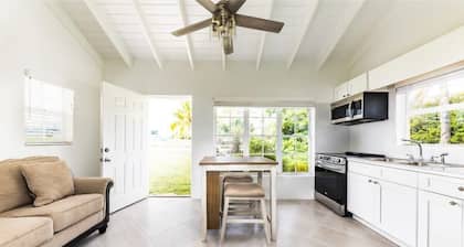 Relaxing Stay: Kitchen, Balcony & Beach Steps Away