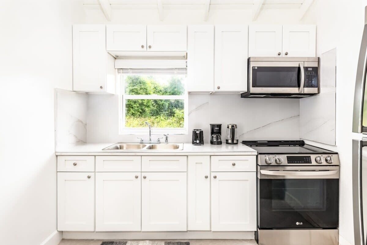 Een koelkast, een microgolfoven, een oven, een kookplaat