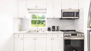 Een koelkast, een microgolfoven, een oven, een kookplaat