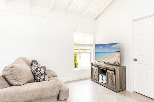TV - Tropical Vibes - Twin Apartments Walk to the Beach (Bottle Creek)