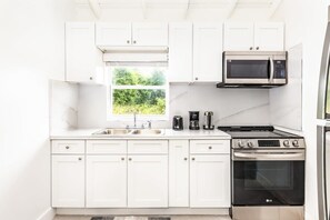 Frigorifero, microonde, forno, piano cottura
