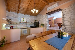 ثلاجة، ميكروويف، فرن، موقد طهي مسطح