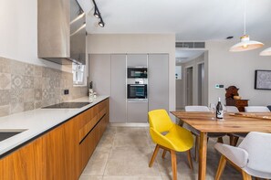 Kühlschrank, Mikrowelle, Ofen, Geschirrspüler