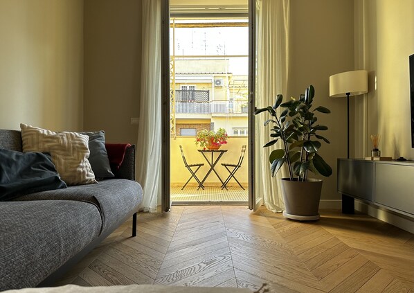 Smart TV, books, computer monitors - Elegant apartment within walking distance of the center of Rome (Roma)