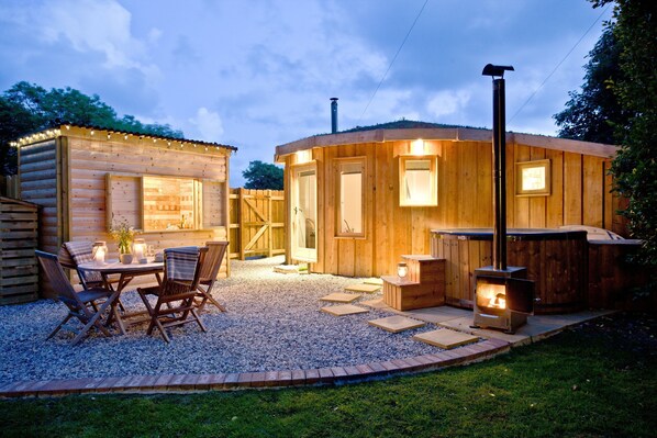 Outdoor dining - The Secret Roundhouse - En-suite glamping sleep 2 with hot tub close to beaches (Bude)