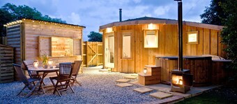 The Secret Roundhouse -  En-suite glamping sleep 2 with hot tub close to beaches