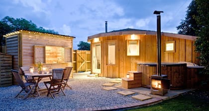 The Secret Roundhouse - En-suite glamping sleep 2 with hot tub close to beaches
