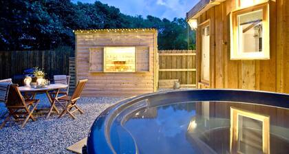 The Secret Roundhouse - En-suite glamping sleep 2 with hot tub close to beaches